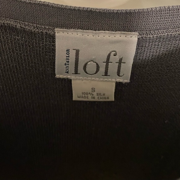 LOFT 100% Silk Woven Grey Tank Top - Picture 4 of 4